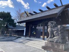 札幌護国神社の神門です。