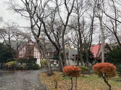 道庁旧庁舎や北大植物園は閉鎖、資料館や美術館は月曜休館のなかでしたが、知事公館は見学可能でした。
素晴らしい構内庭園と共に札幌の歴史の一端を学びました。