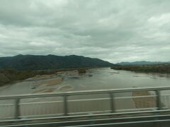 その斐伊川を渡って行きます。
ヤマタノオロチで有名な川ですね。
昔から暴れ川として知られていますね。
揖斐川は河川の土砂の供給量が多いので天井川になり氾濫しやすい川なのですね。
それがヤマタノオロチを連想させるのだそうです。