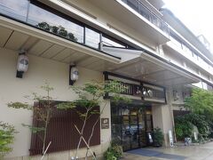 お宿にチェックイン。江戸時代寛永年間（1627年頃）に鮒屋旅館として開業した、創業390年の老舗旅館です。

ふなや
https://www.dogo-funaya.co.jp/