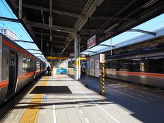 岐阜駅に到着。普通列車へは数分で連絡。そして乗換案内では（時間が少ないので）言われなかったものの、隣のホームには富山行き特急ワイドビューひだ11号が。