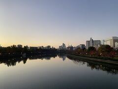 この日のルートはホテルを出て東へ。
大阪城を越えて今里筋まで進んだら北上。
国道1号線まで来たらそこから西へ。
造幣局の手前の大川に架かる桜宮橋の上から1枚。
今日も天気良さそうです。