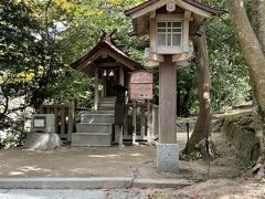 参道を進んでいくと右手に見えてくるのが祓社。

祓社（はらえのやしろ）
御祭神：祓戸四柱の神（はらえどよはしらのかみ）
出雲大社に参拝する人々は、まずここで身心を祓い清めます。
祓戸四柱の神とは、瀬織津比咩神（せおりつひめのかみ）、速開都比咩神（はやあきつひめのかみ）、気吹戸主神（いぶきどぬしのかみ）、速佐須良比咩神（はやさすらひめのかみ）です。
正面下り参道と神楽殿前の２箇所お祀りされています。