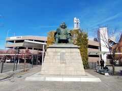 甲府駅前にある武田信玄公の銅像。武田信玄とは戦国時代の武将、甲斐の守護大名・戦国大名です。また、京から公家を招いて詩歌会・連歌会を行っており、信玄自身も数多くの歌や漢詩を残しています。（wikipedia参照）武田信玄の生涯は戦いが多かったです。それは領土を奪い、家臣には恩賞を与え、国を豊かにすることで領民の支持を得ることが何より重要だと考えました。甲府に旅行に来た時の思い出として撮影してみるのはいかがでしょうか。