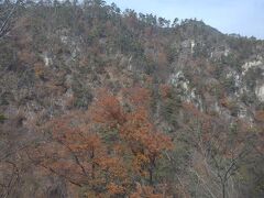 バスからみた昇仙峡の眺めは天気が良くて素晴らしかったです！昇仙峡は山梨県甲府市の北部に位置する渓谷であり、 国の特別名勝にも指定されています。富士山と並んで山梨の人気観光スポットとして多くの人に愛されており、落ち着いた一人での旅行から家族や友人と大勢など様々なパターンで楽しめます。（昇仙峡参照）また、都心からのアクセスも良いので日帰り旅行でも十分楽しめる観光名所となっています。県営駐車場（グリーンライン）から滝上、金櫻神社、板敷渓谷へ昇仙峡オムニバスが運行しています。乗車にあたって予約が必要となります。（甲府観光サイト参照）