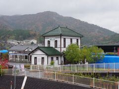 さて、こちらは加悦鉄道資料館とそっくりな「旧加悦ＳＬ広場」です。
道の駅「シルクのまち加悦（かや）」の真向かいにあります。
「加悦ＳＬ広場」は、１９９６（平成8）年、旧加悦駅構内
「加悦ＳＬの広場」に保存されていた車輌を、
日本冶金専用鉄道大江山線の鉱山駅跡地に移転して開業しました。
入口は旧加悦駅舎を模した建物でした。
残念ながら２０２０年３月３１日に閉園しました。
