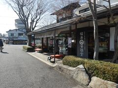 小布施には有名な和菓子屋さんがいくつかありますが、その一つ、桜井甘精堂のレストランに立ち寄りました。