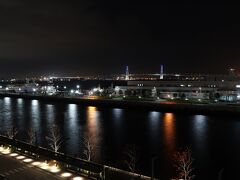 客室からの夜景。
青くライトアップされたベイブリッジと、緑の鶴見つばさ橋。