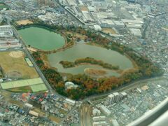 離陸した直後に、日本列島の形をした島がある、昆陽池公園が見える。
水が少ないのか、変形してるよ。