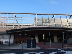 連絡通路を抜けて長崎駅西口へ出ていくと
こんな高架の新しい駅舎が出来ていました。

2022年度秋開通の西九州新幹線に合わせた工事なんですね。
