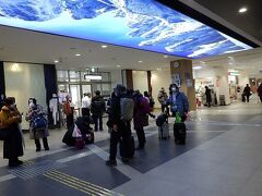青森空港で集合、ロビーの天井は樹氷
