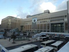 翌朝
ホテルは札幌駅の北口なので南口へ移動
今日は定期観光バスに乗って支笏・洞爺へ行ってきます。
