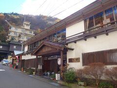 食後、温泉街をぶらぶら。
毛利さまの提案で温泉神社にいってみることに。
途中にあった「ゆさや」は重厚な造りの日本旅館。歩くだけで硫黄の匂いがぷんぷん。いやあ温泉に来たなって感じ。