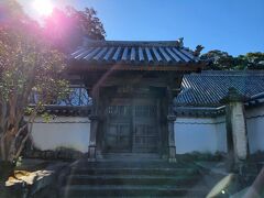 太宰府近くにお庭が素敵なお寺があるということで
参道から少しそれて寄り道。

一筋入るだけでだいぶ人の流れが少なく
落ち着いた雰囲気でした。