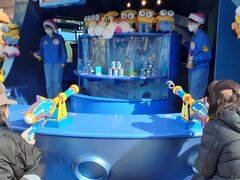 ミニオンスペースキラー
大した人数並んでいないのに、自分達の番になるまでものすごく時間がかかりました
前に並んでいた子供ももうやだー！と離脱し、母親だけ挑戦してました笑
キャストの説明面白くないのに長すぎなんだよ
こっちはニンテンドーワールドの時間が迫ってるんだよ！