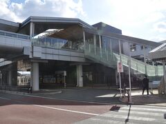 　北九州モノレール城野駅からＪＲ城野駅にやってきました。
　歩いて10分弱、でも汗かきました。(笑)
　橋上駅です。