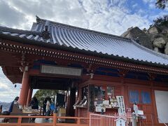 公園から坂を下って千光寺にやってきました。
こちらは本堂です。