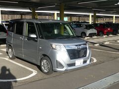 8時半。
トヨタレンタカー 新千歳空港ポプラ店にて諸々の手続きを終え、いざ出発。
8時～20時までの12時間契約で\3,300-です。
安いです！

今回のドライブのお供は、こちらのトヨタ・ルーミーです。
出発します。
