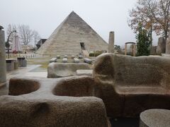 コロシアム広場売店の石ベンチから眺めるピラミッド。