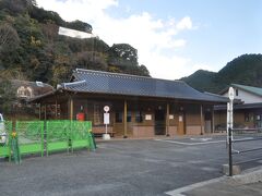 　彦山駅バスのりばです。
　彦山駅の駅舎は今年解体されたそうです。
　こちらは休憩所です。
　この先、彦山駅から宝珠山駅まではＢＲＴの専用道が整備されることとなっています。