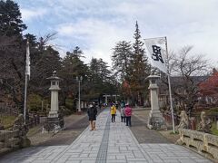 2日目初手は米沢です！
写真は米沢城の入り口。ここのお堀の鯉に餌を上げたんですけど、なかなか食いつきが良かったですよ。何故か一匹ナマズが混じってたけどｗｗ