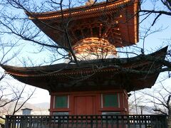 重文厳島神社多宝塔…朝日に映える景色が裏手から望めます
道案内の標識にそってそぞろ歩き