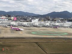 福岡空港のピーチの機体が見えます。　