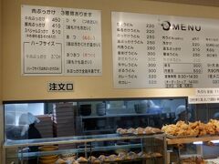 　丸亀と言えばうどん屋、朝から人が並ぶ広いお店の人気店、綿谷（わたや）さんで朝うどんをいただきました。戦後開業した「わたや食堂」が前身です。高度成長時代に工場むけの「丸和給食」として企業中心の給食弁当会社となりました。
