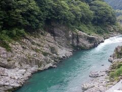 　線路に沿って流れる渓谷が美しいです。小歩危峡の水流は日本一の激流の評判です。今日は絶好のクルーズ日和でした。