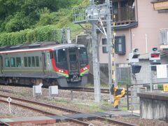 　案内をされている地元住民の方から駅前のボケマート（素敵なお店の名前です）で買い物をしてレンタカーを停めるようアドバイスいただきました。駅で一休みして新型特急を撮影しました。