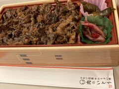 最終日のお夕飯時は、仙台駅中で見つけた老舗精肉店肉のいとうの仙台牛すき焼き弁当。
お店のモットウは「かたい信用、やわらかい肉」さすが、言葉通りに美味しかったです。今回も無事に旅が出来た事に感謝！