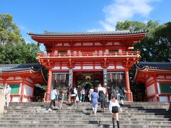 いきなりですが「八坂神社」に到着です！。

こちらは、四条通側にある「西楼門」です。
こちらから入りました。
ちなみに正門は「南楼門」のようです。

朱色が映えます！！。