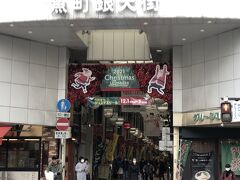 魚町銀天街を抜けていきます。クリスマスらしい装飾。