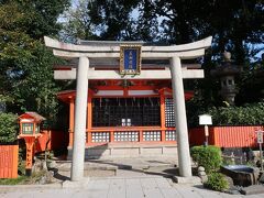 こちらは「美御前社」。

八坂神社の摂社の一つです。
１５９１年に建立された「美御前社」は、宗像三女神が祀られています。古くから祇園の芸妓さん、舞妓さんをはじめ、美しくなりたい女性、美容理容、化粧品業者の崇敬を集めています。