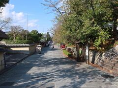 「ねねの道」です。

「高台寺」から「円山公園」へ抜ける美しい石畳の道です。
ねねが晩年過ごした「高台寺」。
そのねねにちなんで「ねねの道」と名付けられたんですね。
京都らしい風情ある景色を眺めながら散策できました！。
道幅は広く、とても歩きやすく、のんびり散策です。