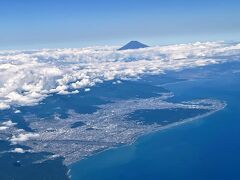 離陸から15分ほどで、富士山が見えてきました。

そう、札幌に向かうときは座席は右側、札幌から静岡に来るときは座席は左側をチョイスすると富士山が見えますよ。
