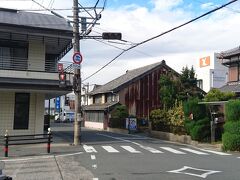 あそこに見えるのはいつものお店。
この信号機はこの二川宿の東海道で唯一の物です。
あっ、駅前にもあるか。二つ目ね。