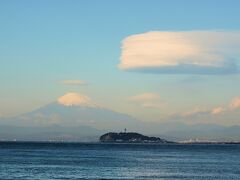 朝に関内のホテルからJRで移動し友人の待つ逗子駅で待合せをしました。
逗子の近くのレストランで朝食を取りました。
そこから富士山の全景が江ノ島越しに見えていました。
この時が一番富士山の全景が見えました。
何とか雲とか言う珍しい雲が右上に出てました。