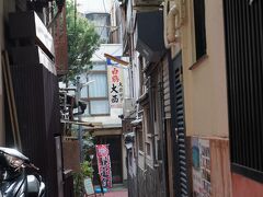 糸川遊歩道を歩きました。
狭い道の飲み屋街がありました。
今でも夜は繁盛しているのでしょうか？