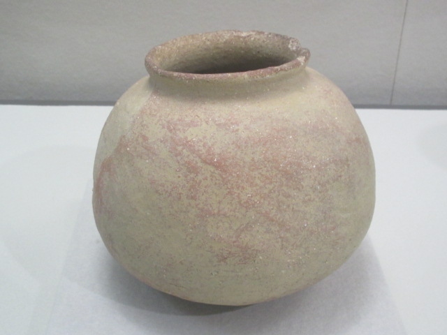 新品同様 沖縄 壺屋飴釉彫文花瓶 （九州の古陶磁 2021-10-22』有田(佐賀県 工芸品