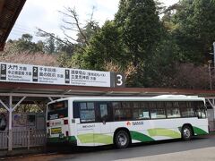 高野山駅に着くと既にバスが待っています。
2番乗り場から奥の院行きに乗ります。

