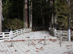 一の橋で一礼して渡ります。
奥之院目指して歩きます。