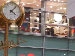 名古屋駅の金の時計
平日でも人が多いです。