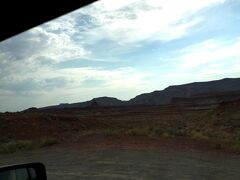 右の先にはメキシカンハット岩が見えています。