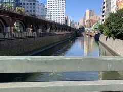 「万世橋」にやってきました。赤いレンガの古い橋です。この橋を利用した「マーチエキュート神田万世橋」に行ってみようと思って歩いてきたのですが１１時開店だそうで外観だけみました(^◇^;)