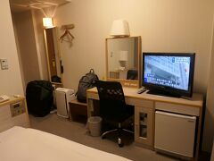 シングル1泊4230円。

まあ標準的なビジネスホテルの部屋だが、駅近でリーズナブルなのでありがたい宿
だ。