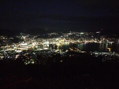 ひと休みして、夜景スポット稲佐山へ。
「100万ドルの夜景」とも称され
長崎のこの地形ならではの夜景が広がっています。