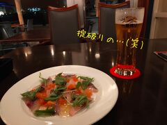 Attecというカフェバー的なお店に入りました。
ハーバーが目の前に見えて素敵。
いつもは飲まない私ですが
久方ぶりのビールをいただきました。