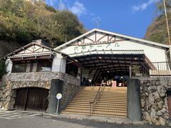 ホテルをチェックアウトして、新神戸からバスに乗り六甲ケーブル下駅へ。

ここからケーブルカーに乗って六甲山天覧台に向かいます♪