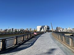 隅田川にかかる桜橋を渡って南千住駅まで歩きます。